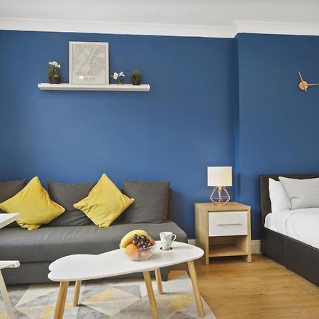 Studio Apartment By Homely Stays Лондон Екстер'єр фото